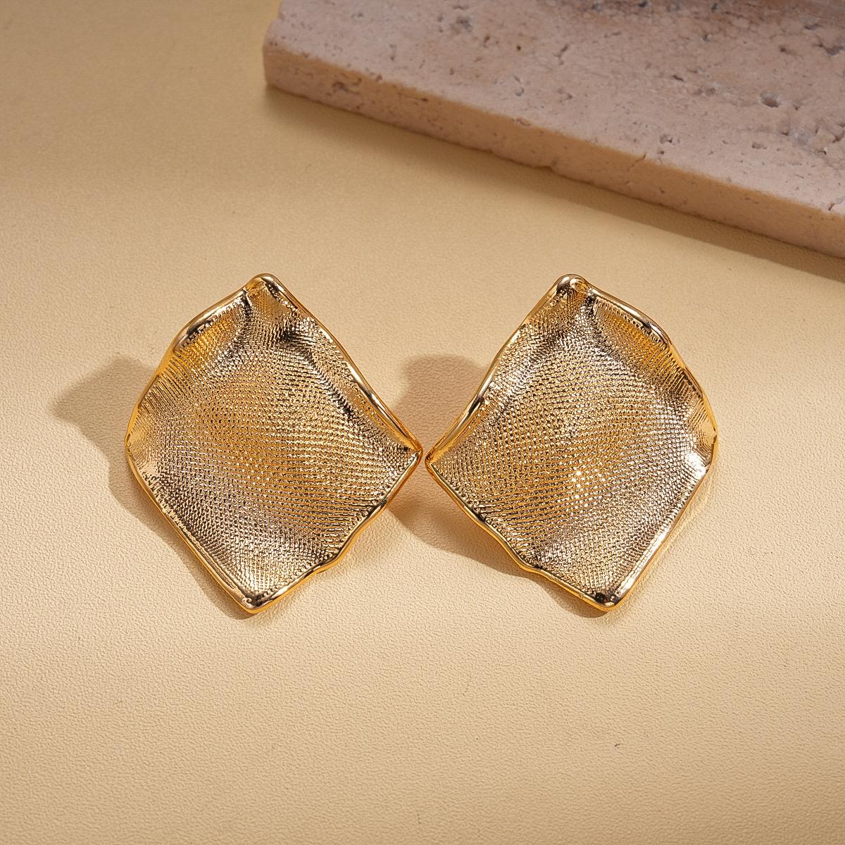 DIGADAGU Alloy Pleated Oval Geometric Stud Earrings New Simple Retro Earrings Women s Party Zircon Accessories
DIGADAGU Alloy Pleated Oval Geometric Stud Earrings New Simple Retro Earrings Women s Party Zircon Accessories