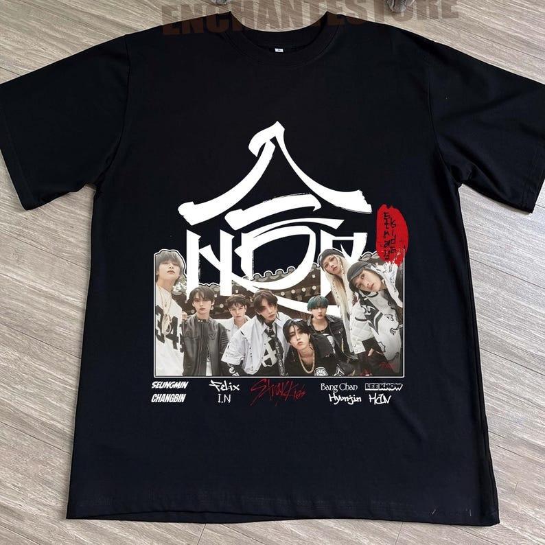 2026 SKZHOP Худі HIPTAPE, Футболка Stray Kids Walkin on Water, Футболка Stray Kids Hop, Худі Stray Kids Domiate World Tour, Domiate Tour US XXXL
2026 SKZHOP Худі HIPTAPE, Футболка Stray Kids Walkin on Water, Футболка Stray Kids Hop, Худі Stray Kids Domiate World Tour, Domiate Tour US XXXL