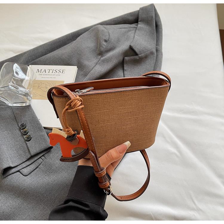 Niche design simple temperament bucket bag 2025 new women s versatile fashion retro trendy high-end messenger bag коричневый
Niche design simple temperament bucket bag 2025 new women s versatile fashion retro trendy high-end messenger bag коричневый