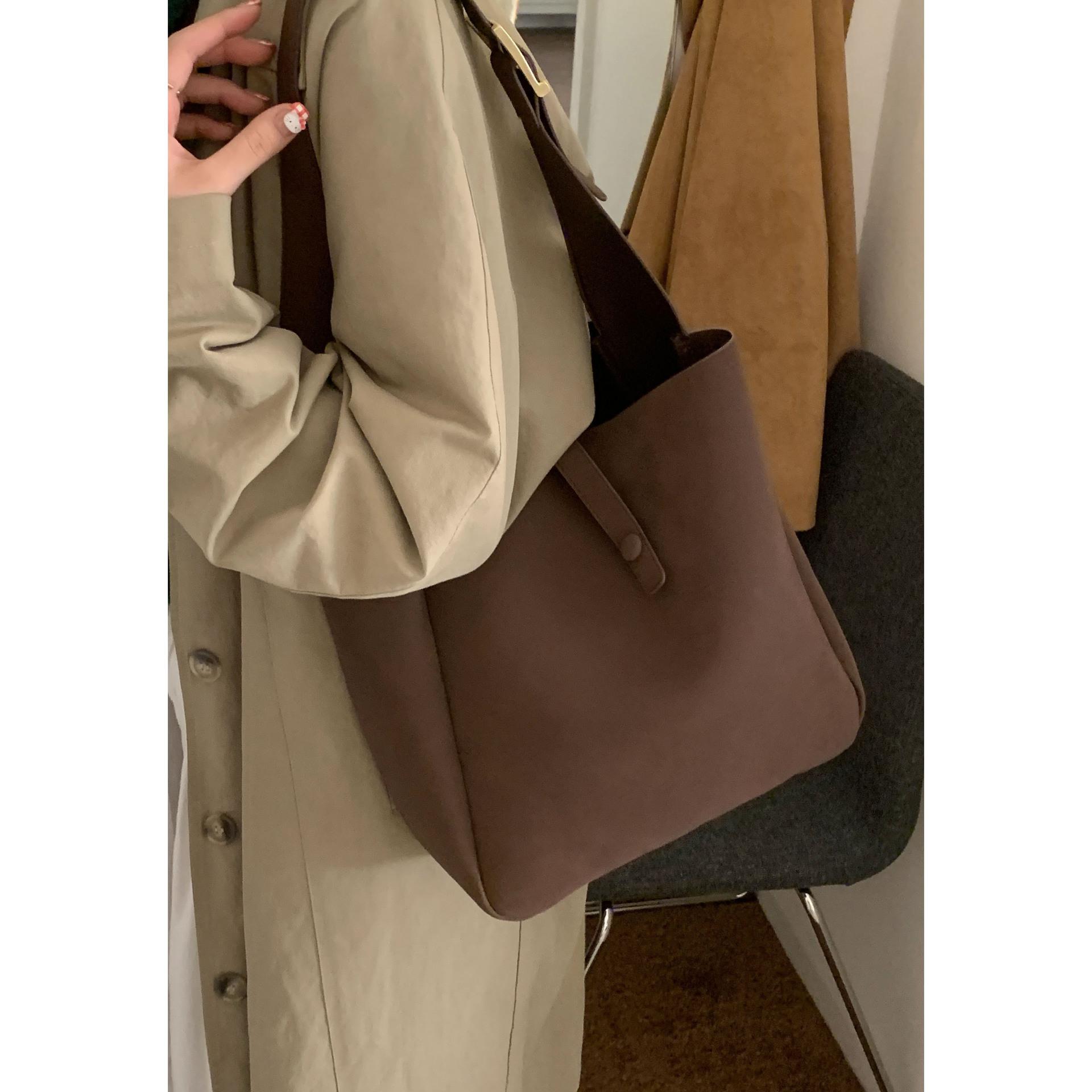 Korean version of casual large-capacity underarm bag women s 2025 new simple commuter bucket bag wide shoulder strap shoulder bag
Korean version of casual large-capacity underarm bag women s 2025 new simple commuter bucket bag wide shoulder strap shoulder bag