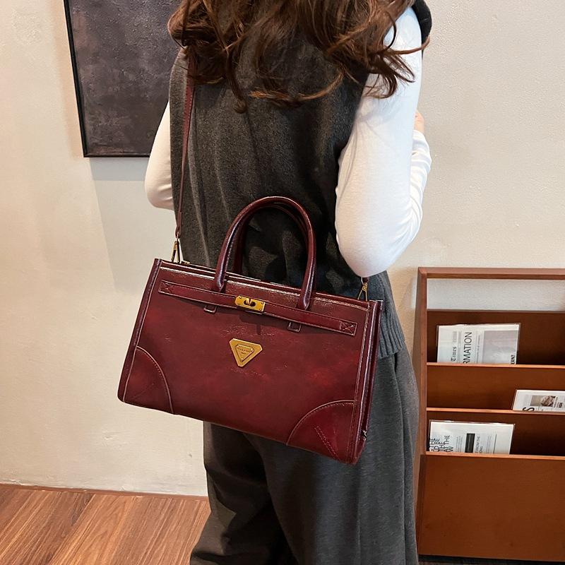 Niche design bag women s 2025 new autumn and winter large-capacity casual handbag for commuting to work crossbody bag 30*10*18 бордовый
Niche design bag women s 2025 new autumn and winter large-capacity casual handbag for commuting to work crossbody bag 30*10*18 бордовый
