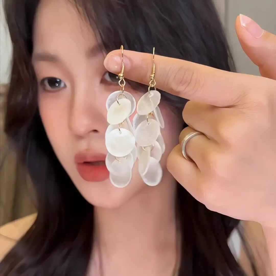 Summer seaside vacation style shell fringed earrings super fairy temperament exaggerated earrings atmosphere versatile photo earrings
Summer seaside vacation style shell fringed earrings super fairy temperament exaggerated earrings atmosphere versatile photo earrings