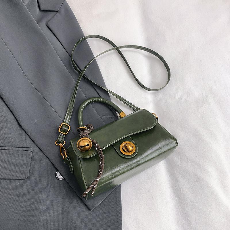 Autumn and winter portable commuter bag women s new trendy retro small square bag niche design casual shoulder messenger bag Without pendant зелений
Autumn and winter portable commuter bag women s new trendy retro small square bag niche design casual shoulder messenger bag Without pendant зелений
