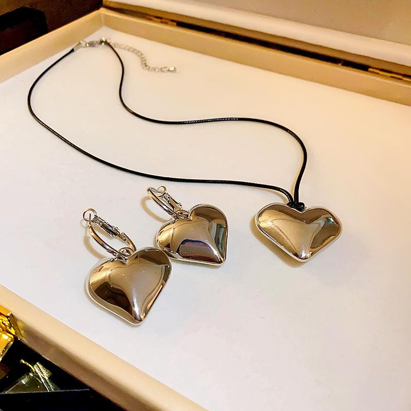 Love c-shaped stud earrings necklace, metal wind simple and versatile earrings cold wind personalized design earrings women
Love c-shaped stud earrings necklace, metal wind simple and versatile earrings cold wind personalized design earrings women
