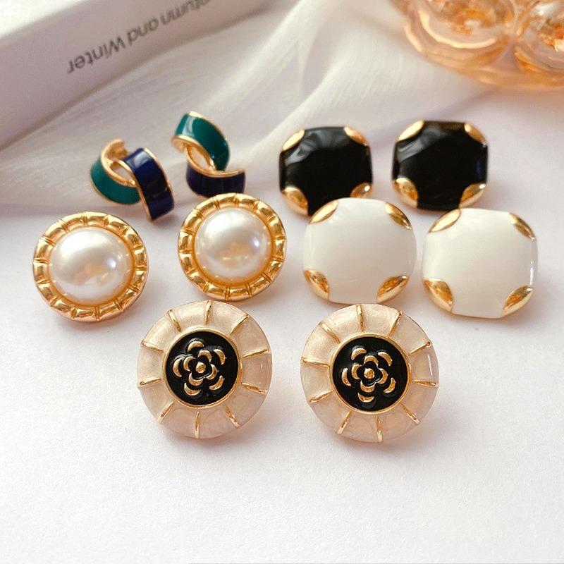 SKEDS Fashion Enamel Round Pearl Earrings For Women Vintage Baroque Exuqisiste Jewelry Ear Rings Party Wedding Accessories Gift
SKEDS Fashion Enamel Round Pearl Earrings For Women Vintage Baroque Exuqisiste Jewelry Ear Rings Party Wedding Accessories Gift