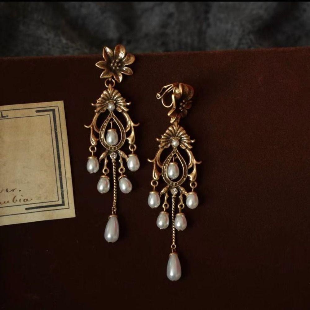 Exquisite Vintage Metal Earrings Bronze Flower Stud Earrings Retro Pearl Drop Earrings Ladies Gold Pearl
Exquisite Vintage Metal Earrings Bronze Flower Stud Earrings Retro Pearl Drop Earrings Ladies Gold Pearl