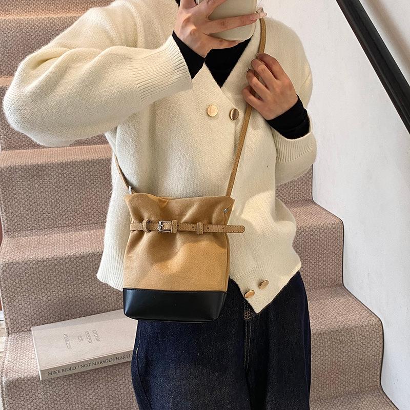 Матовая сумка-ведро с контрастной отделкой женская 2025 новая высококачественная осенне-зимняя на плечо кроссбоди маленькая сумка ретро матовая 20*6.5*20 хаки
Матовая сумка-ведро с контрастной отделкой женская 2025 новая высококачественная осенне-зимняя на плечо кроссбоди маленькая сумка ретро матовая 20*6.5*20 хаки