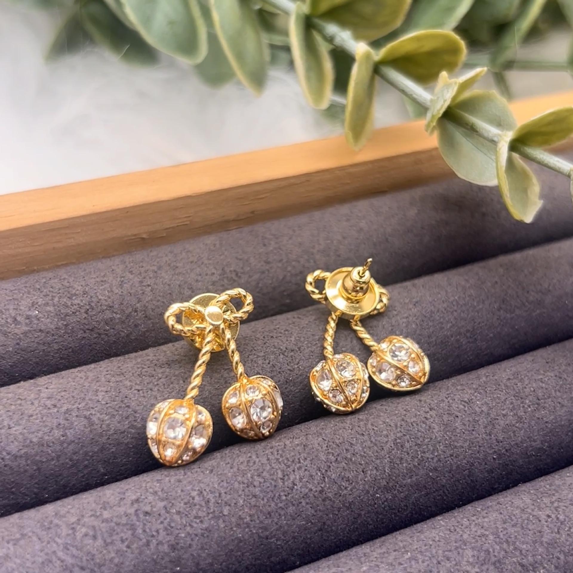 Huajia 2025 Cherry Pendant Necklace & V Letter Diamond Earrings - Retro, Versatile for Men & Women
Huajia 2025 Cherry Pendant Necklace & V Letter Diamond Earrings - Retro, Versatile for Men & Women