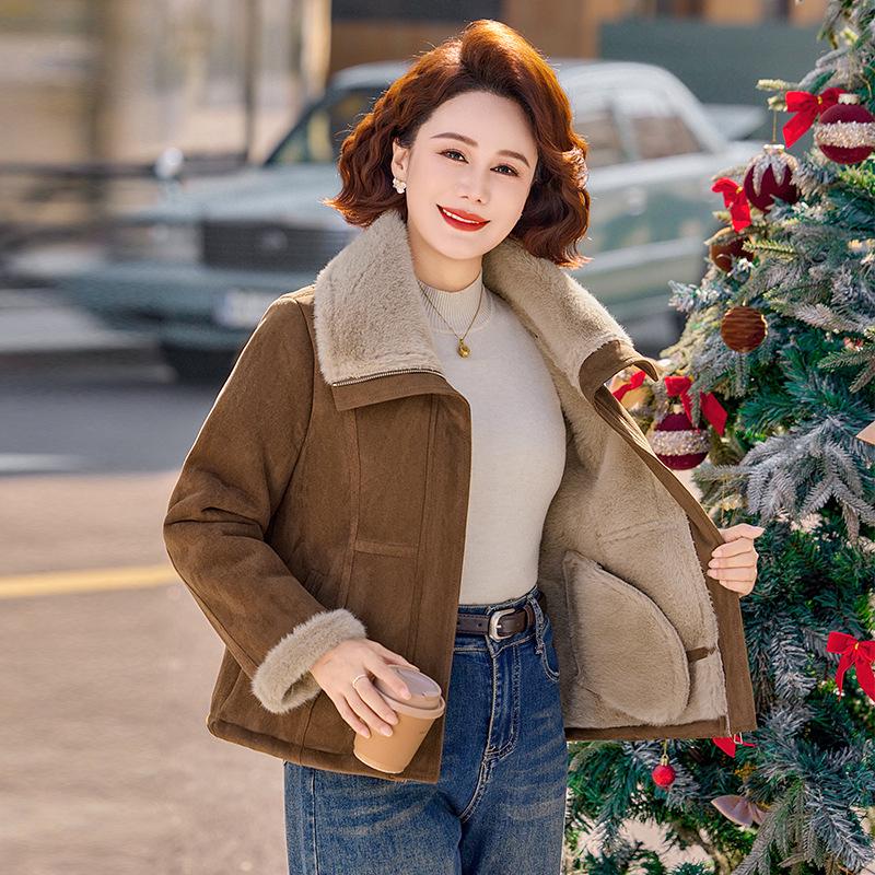Mid-Aged Women s Winter Fashion Coat: Velvet-Enhanced, Thick Cotton Jacket with Fur and Leather Integration. 2XL (105-120 kg)
Mid-Aged Women s Winter Fashion Coat: Velvet-Enhanced, Thick Cotton Jacket with Fur and Leather Integration. 2XL (105-120 kg)