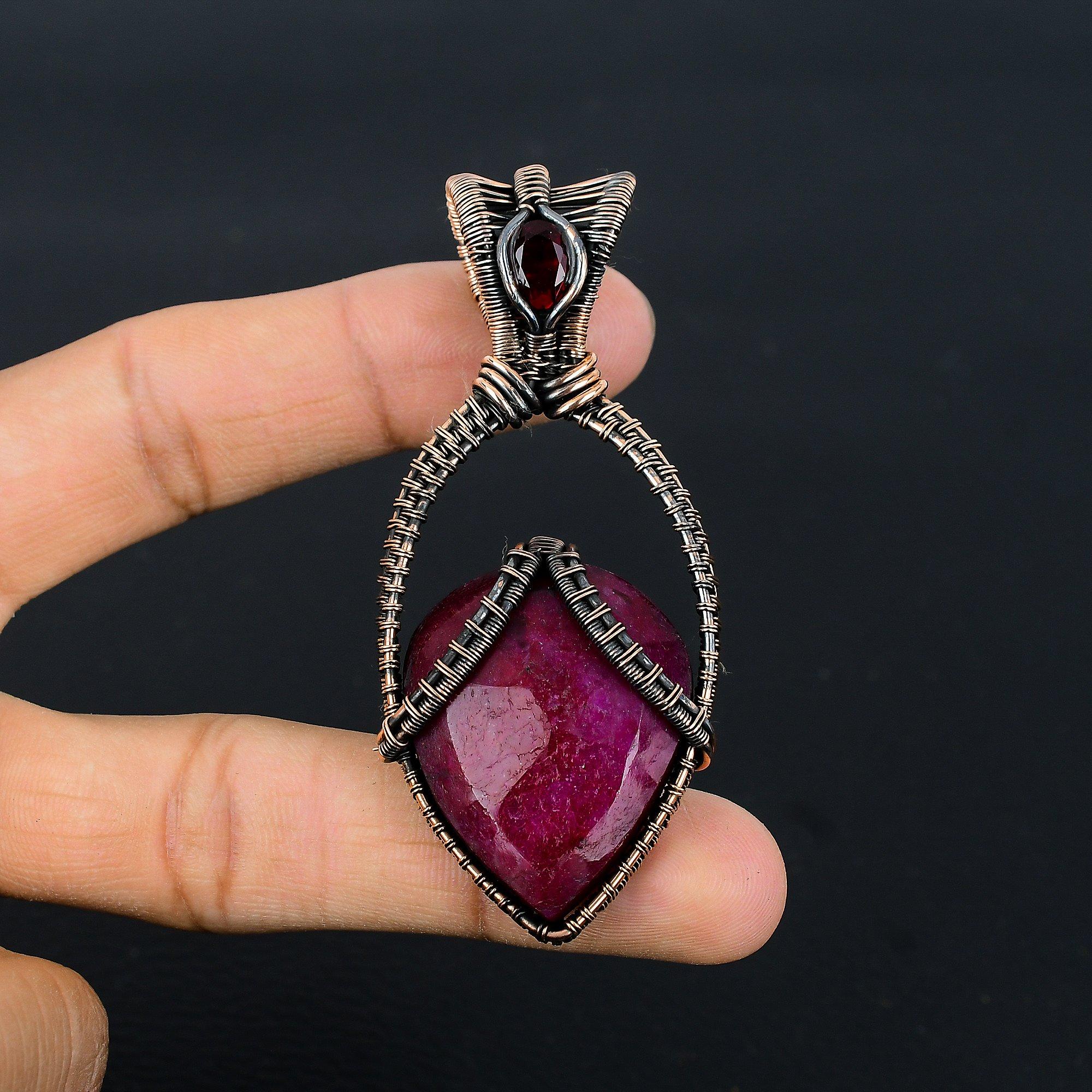 Рубиновый кулон Ювелирные изделия из драгоценных камней, Кулон ручной работы, обернутый медной проволокой 999 пробы, Ювелирные изделия новейшего дизайна 2.55 Inches
Рубиновый кулон Ювелирные изделия из драгоценных камней, Кулон ручной работы, обернутый медной проволокой 999 пробы, Ювелирные изделия новейшего дизайна 2.55 Inches