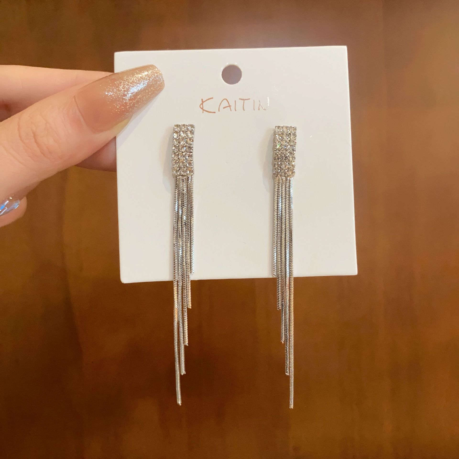 Silver Needle Diamond Fringed Earrings European and American Fashion Personality Long Earrings Light Luxury Niche High-end Earrings Women
Silver Needle Diamond Fringed Earrings European and American Fashion Personality Long Earrings Light Luxury Niche High-end Earrings Women
