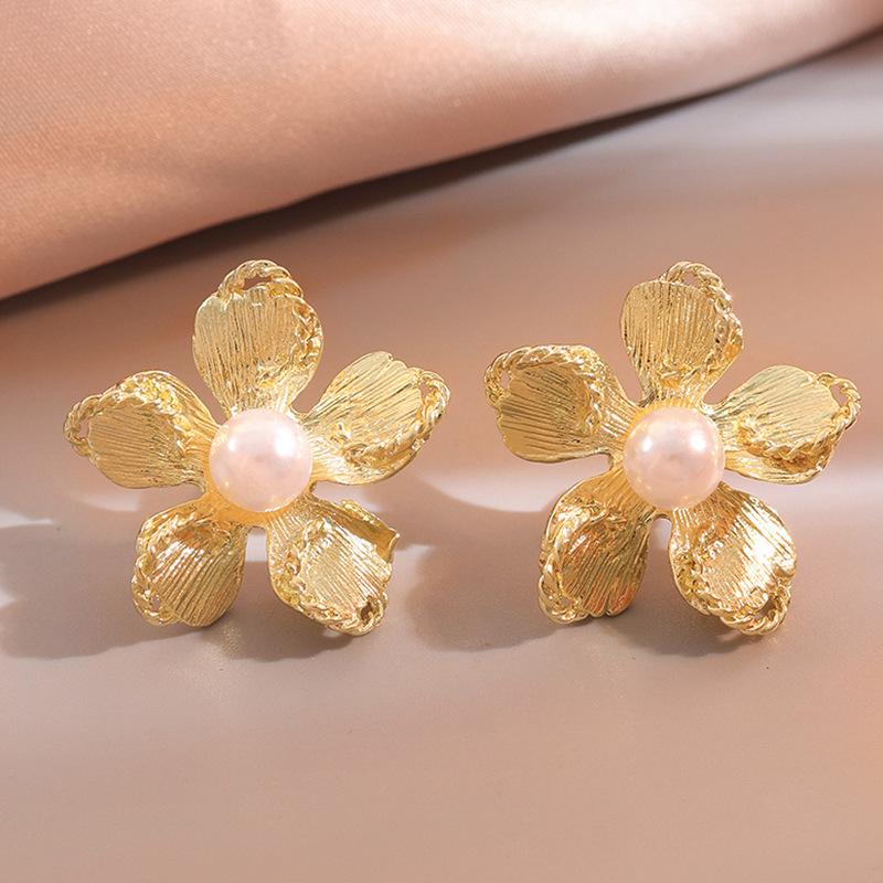 Exaggerated Big Golden Flowers Imitation Pearl Stud Earring for Women European and American Ear Zircon Christmas Gift Brincos
Exaggerated Big Golden Flowers Imitation Pearl Stud Earring for Women European and American Ear Zircon Christmas Gift Brincos