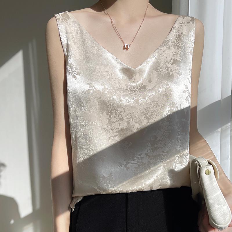 Шелковый атласный топ с V-образным вырезом и принтом Triple Extra Large
Шелковый атласный топ с V-образным вырезом и принтом Triple Extra Large