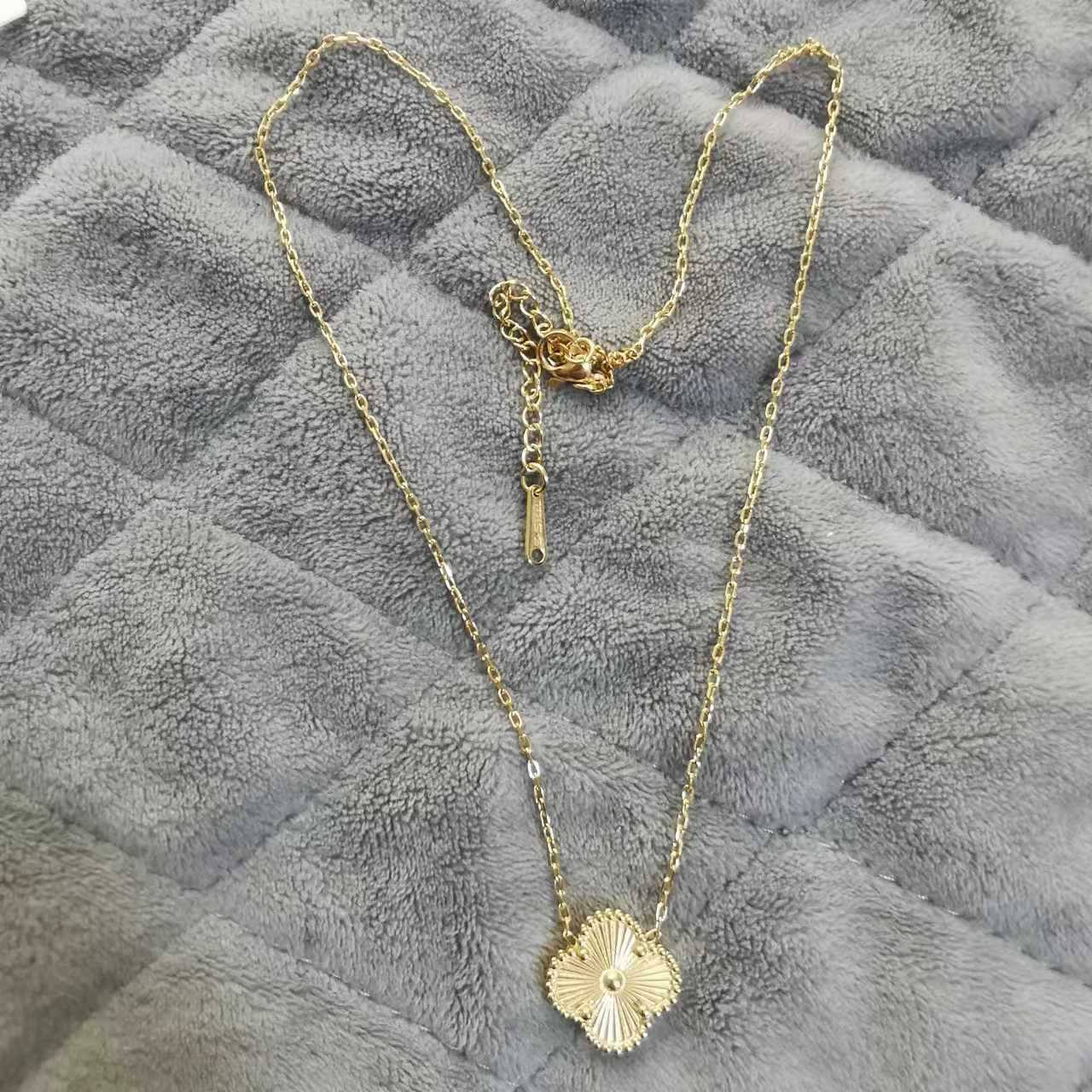 15 мм нове двостороннє кольє з щасливим чотирилистим конюшиною для жінок, ланцюжок, 18k титанове кольє 15mm18K золотий
15 мм нове двостороннє кольє з щасливим чотирилистим конюшиною для жінок, ланцюжок, 18k титанове кольє 15mm18K золотий