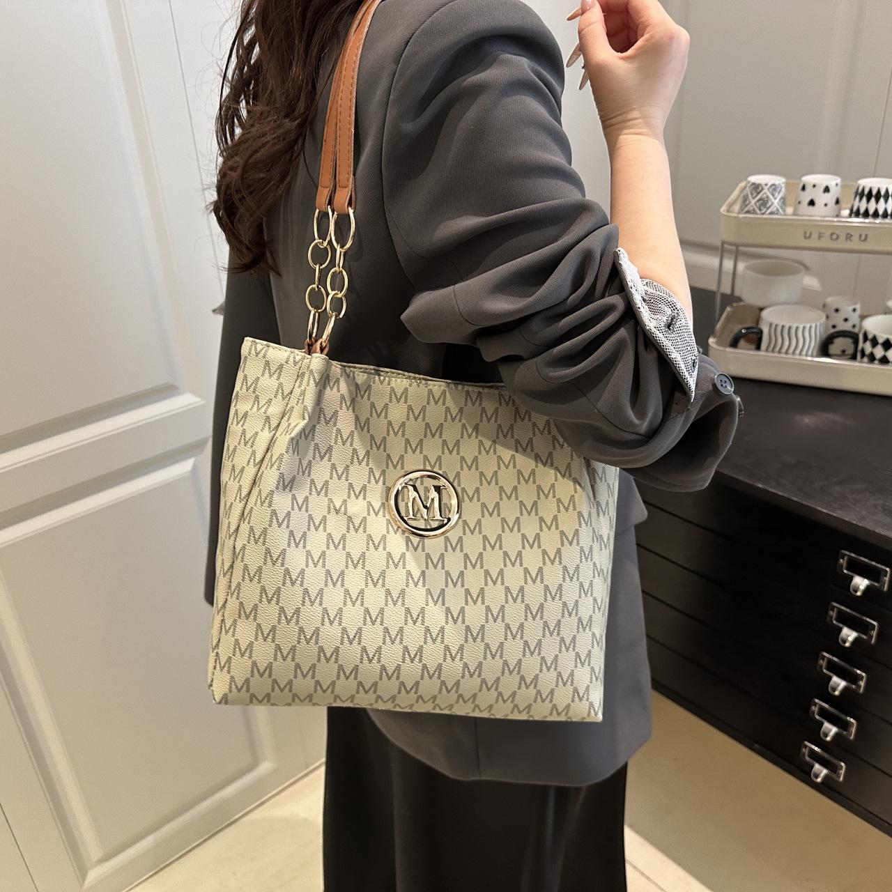 Women s 2025 Korean Style Retro Letter Print Large Capacity Tote Bag
Women s 2025 Korean Style Retro Letter Print Large Capacity Tote Bag