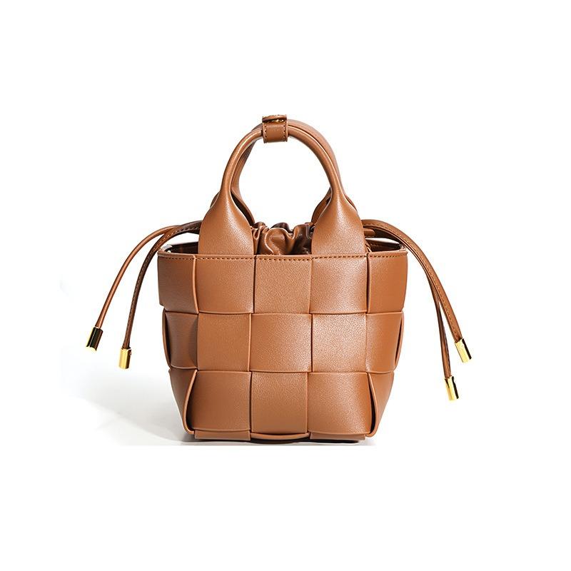 Leather woven portable vegetable basket bag, new bucket bag, plaid trendy bag, crossbody shoulder bag, women коричневий
Leather woven portable vegetable basket bag, new bucket bag, plaid trendy bag, crossbody shoulder bag, women коричневий