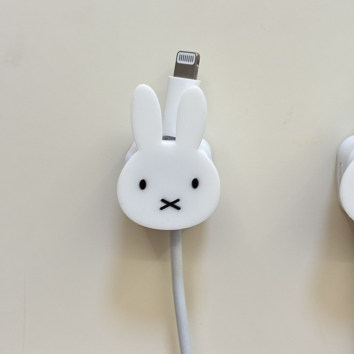 Cute Miffy Rabbit Magnetic Data Cable Organizer Cartoon Desktop Phone Charging Fixator Wall-mounted Clip
Cute Miffy Rabbit Magnetic Data Cable Organizer Cartoon Desktop Phone Charging Fixator Wall-mounted Clip