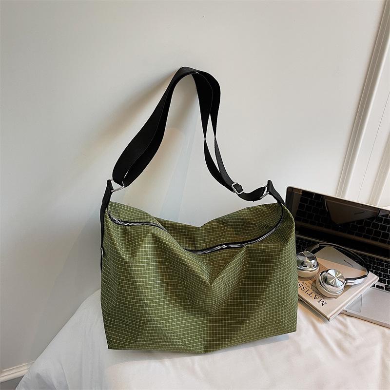 Ретро простая модная сумка большой вместимости осень и зима новая сумка 2025 трендовая женская наплечная сумка-мессенджер зелёный
Ретро простая модная сумка большой вместимости осень и зима новая сумка 2025 трендовая женская наплечная сумка-мессенджер зелёный