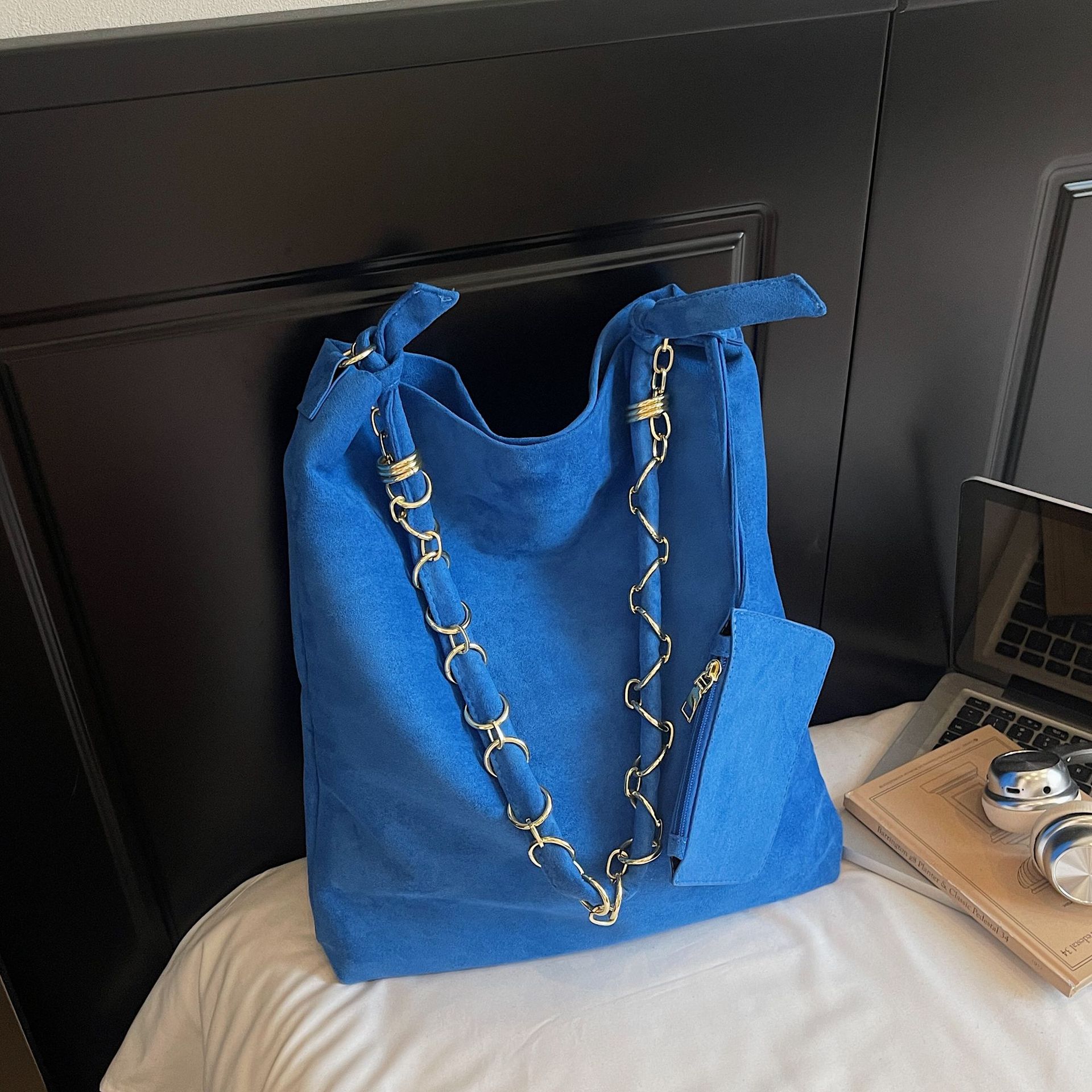 Вместительная матовая сумка из коровьей кожи под мышкой женская 2025 новая на плечо сумка-мессенджер минималистичная замшевая сумка-ведро Send a small bag. синий
Вместительная матовая сумка из коровьей кожи под мышкой женская 2025 новая на плечо сумка-мессенджер минималистичная замшевая сумка-ведро Send a small bag. синий