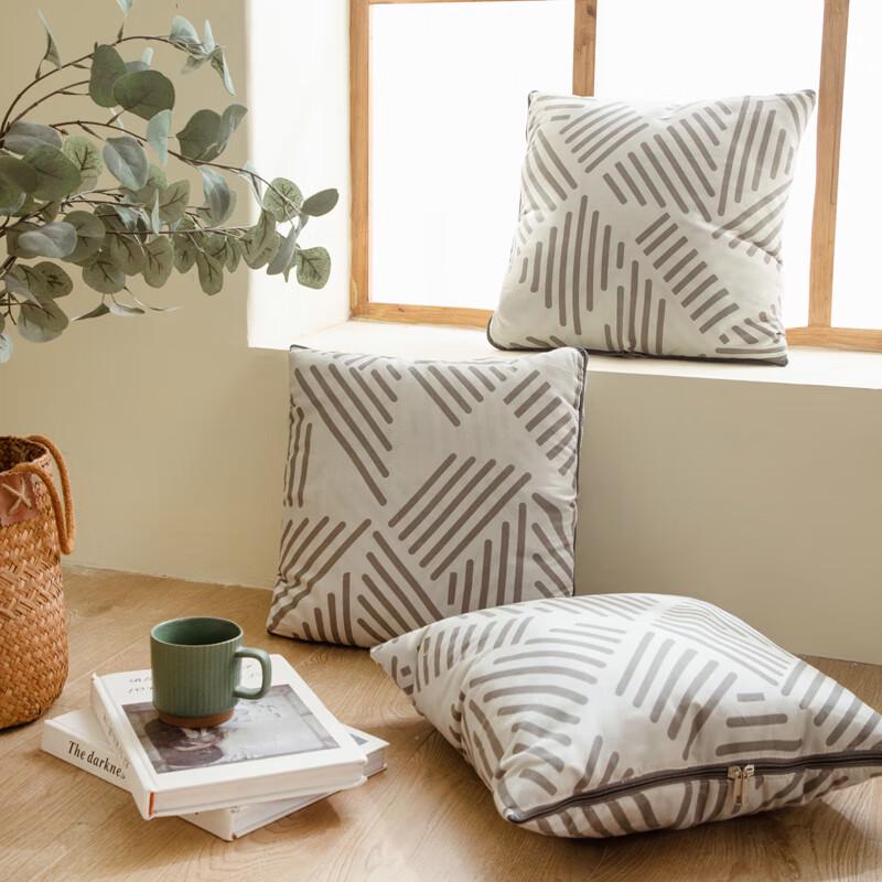 MUJI Foldable Pillow Blanket
MUJI Foldable Pillow Blanket