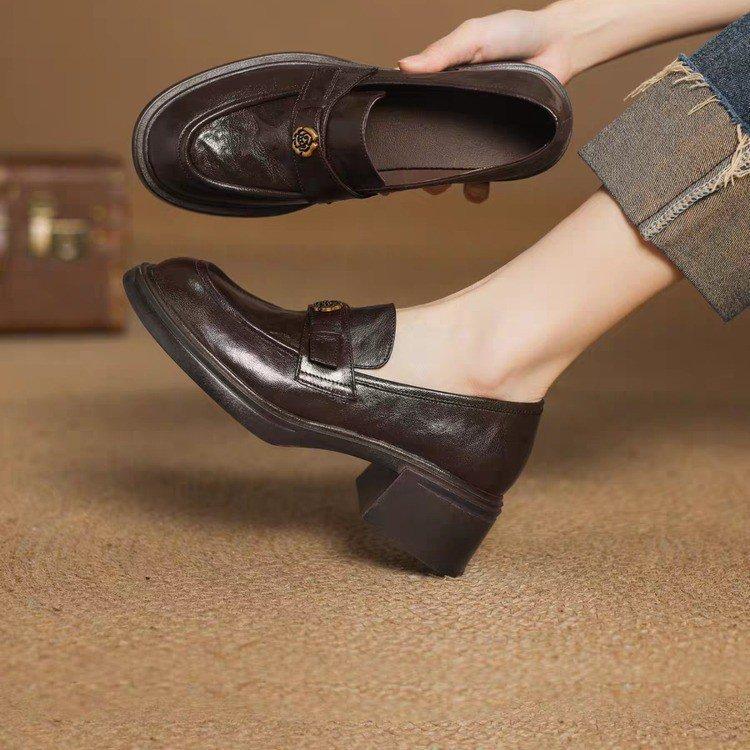 Thick heel commuter platform camellia loafers women s retro British style single shoes one pedal small leather shoes 40 коричневий
Thick heel commuter platform camellia loafers women s retro British style single shoes one pedal small leather shoes 40 коричневий