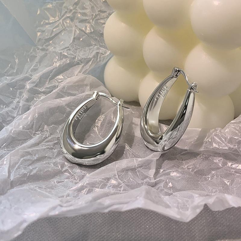 European and American fashion retro water drop ear buckle women s cold wind new niche design light luxury high-end earrings women
European and American fashion retro water drop ear buckle women s cold wind new niche design light luxury high-end earrings women