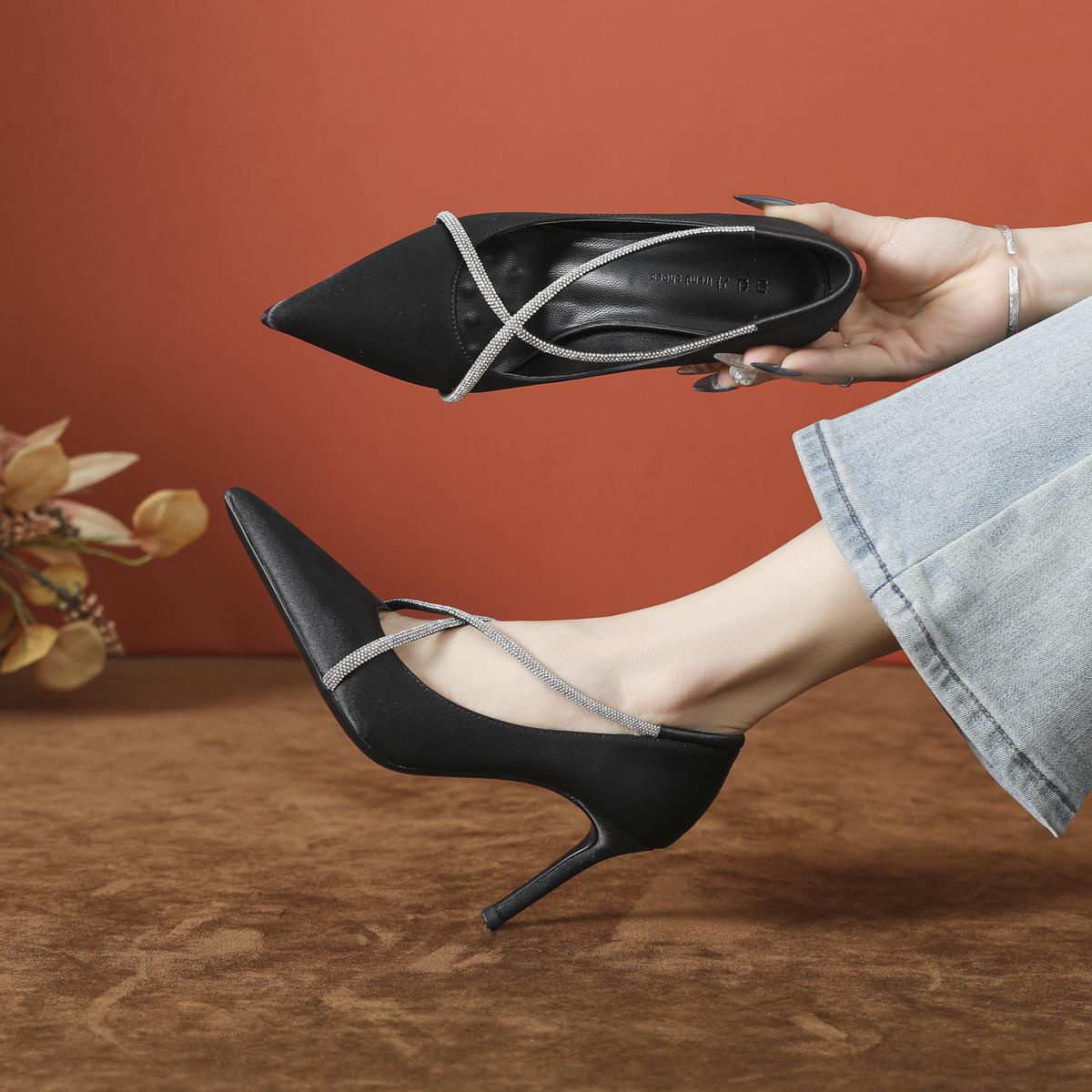 Cross with rhinestones, high-end women s high heels, thin roots, satin light mouth, new women s shoes, spring and autumn single shoes fashion 34 чорний
Cross with rhinestones, high-end women s high heels, thin roots, satin light mouth, new women s shoes, spring and autumn single shoes fashion 34 чорний