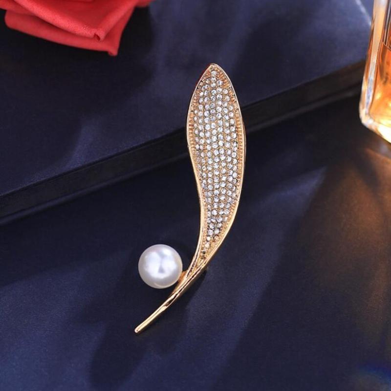 Vintage Glossy Simple Atmosphere Men and Women Zircon Leaf Brooches Pearl Leaves Broche Accessory Party Jewelry
Vintage Glossy Simple Atmosphere Men and Women Zircon Leaf Brooches Pearl Leaves Broche Accessory Party Jewelry
