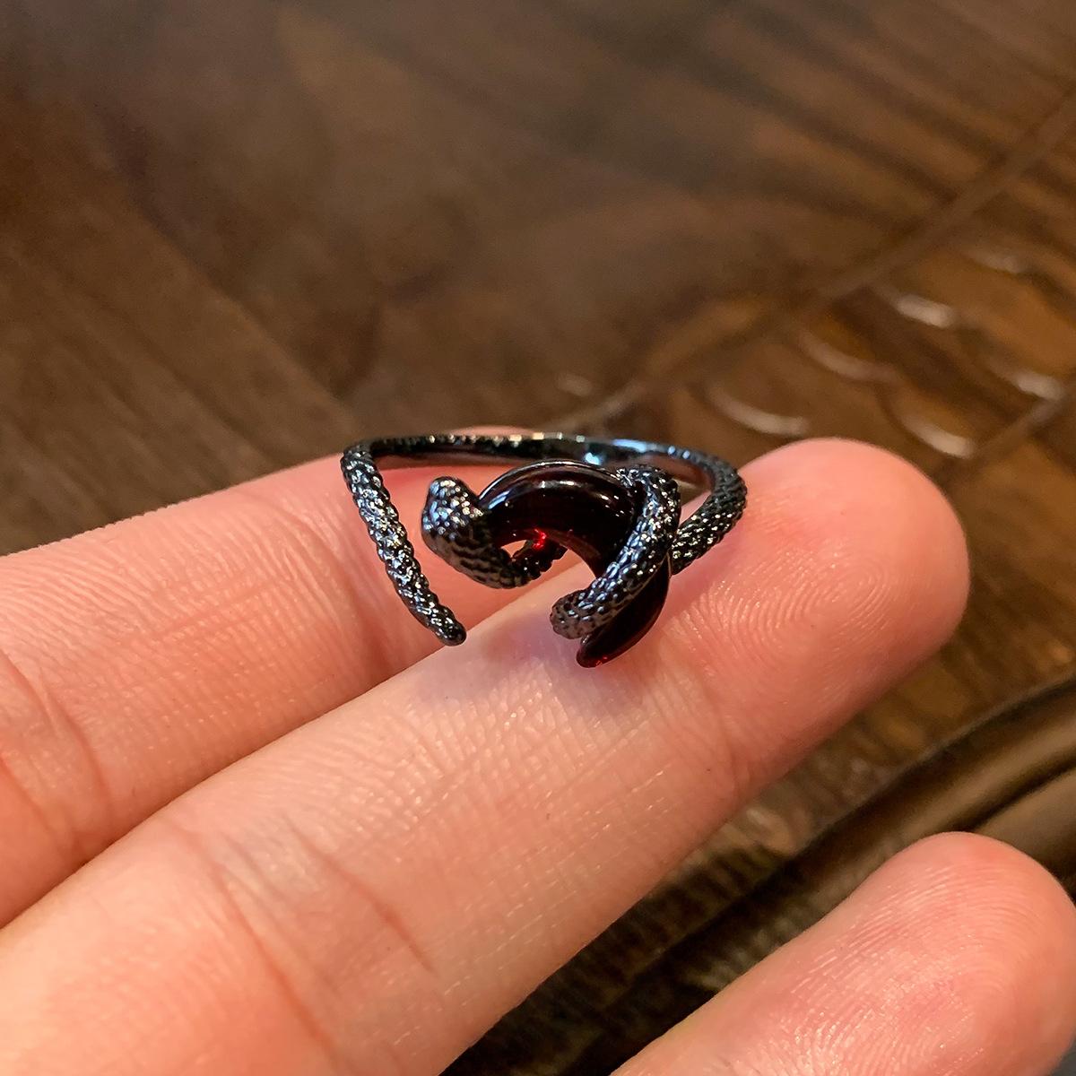 Serpentine winding dark red crescent moon ring female niche cold wind advanced sense fashion temperament personality versatile index finger ring
Serpentine winding dark red crescent moon ring female niche cold wind advanced sense fashion temperament personality versatile index finger ring