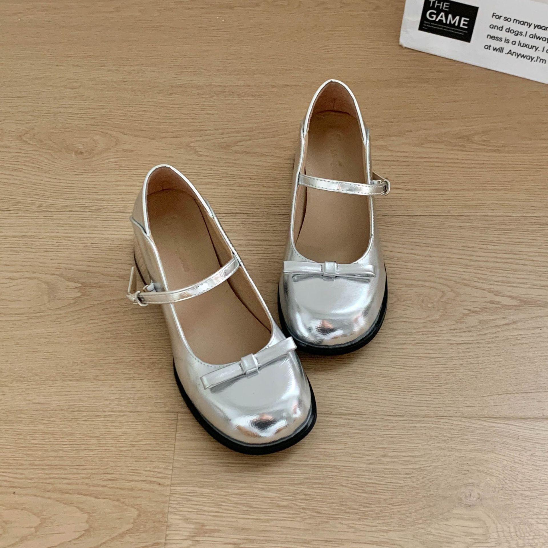 Нежные женские туфли Мэри Джейн серебристого цвета на французском толстом каблуке, новинка лета 2025 года, с открытым верхом, с юбкой, с круглым носком, одинарные туфли 39 серебряный
Нежные женские туфли Мэри Джейн серебристого цвета на французском толстом каблуке, новинка лета 2025 года, с открытым верхом, с юбкой, с круглым носком, одинарные туфли 39 серебряный