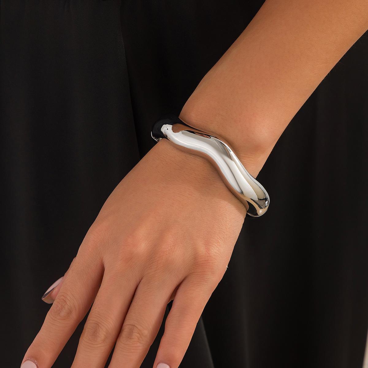 Асимметричный браслет с овальным срезом в европейском и американском стиле
Асимметричный браслет с овальным срезом в европейском и американском стиле