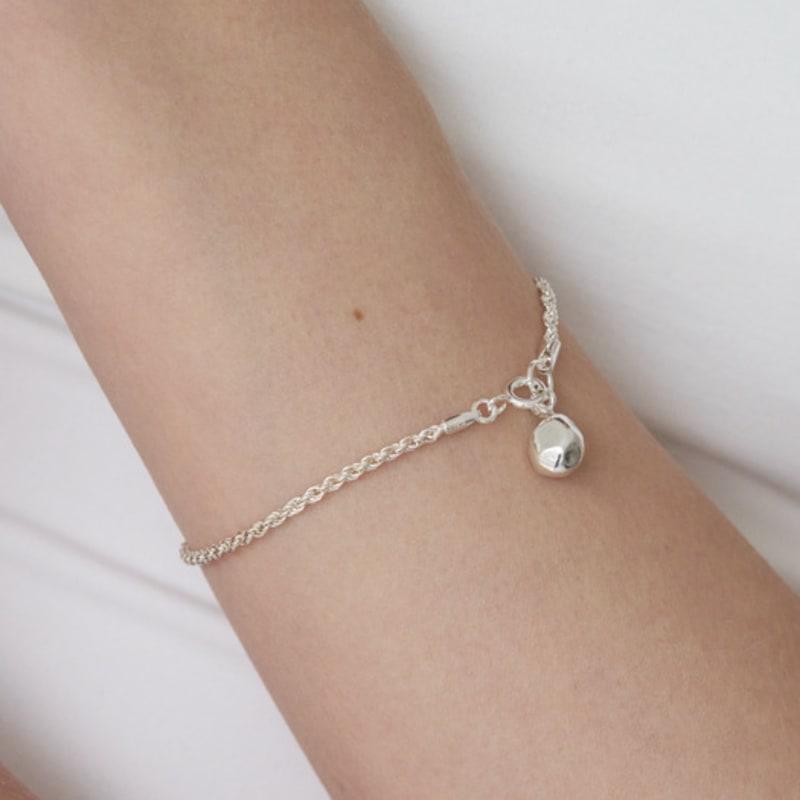 touched PEBBLE BRACELET 02 GOLD
touched PEBBLE BRACELET 02 GOLD