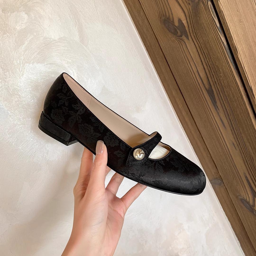 The same pear flower snow~ Guofeng new Chinese pearl buckle jacquard Mary Jane single shoes women s flat shoes 40
The same pear flower snow~ Guofeng new Chinese pearl buckle jacquard Mary Jane single shoes women s flat shoes 40