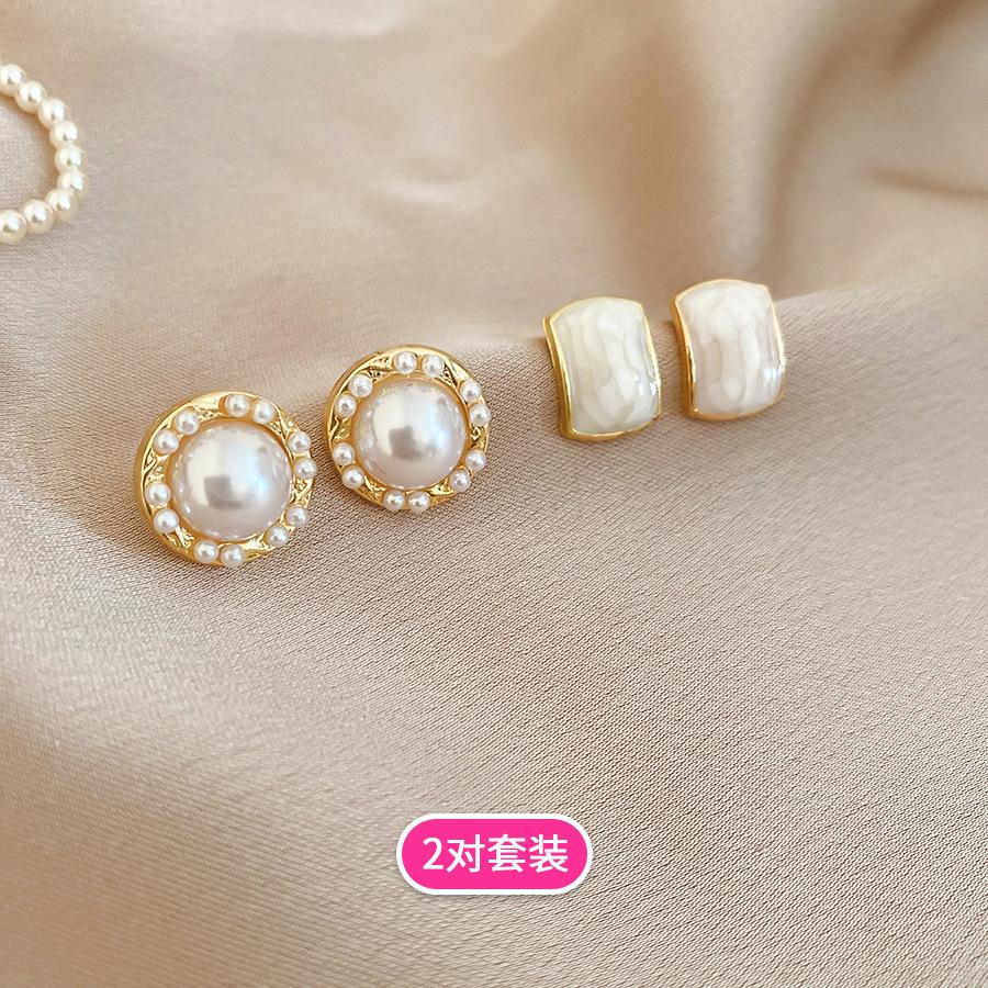 Oil drop pearl stud earrings set retro elegant daily versatile commuter earrings earrings women
Oil drop pearl stud earrings set retro elegant daily versatile commuter earrings earrings women