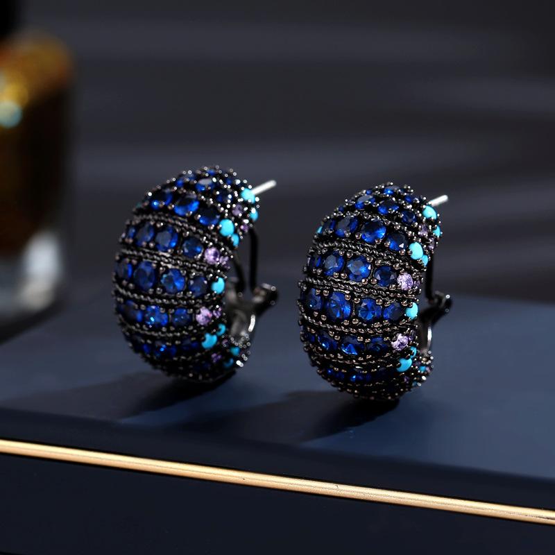 Серьги в стиле ретро-дворца с инкрустацией кубическим цирконием и серьги-кольца полукруглой формы
Серьги в стиле ретро-дворца с инкрустацией кубическим цирконием и серьги-кольца полукруглой формы