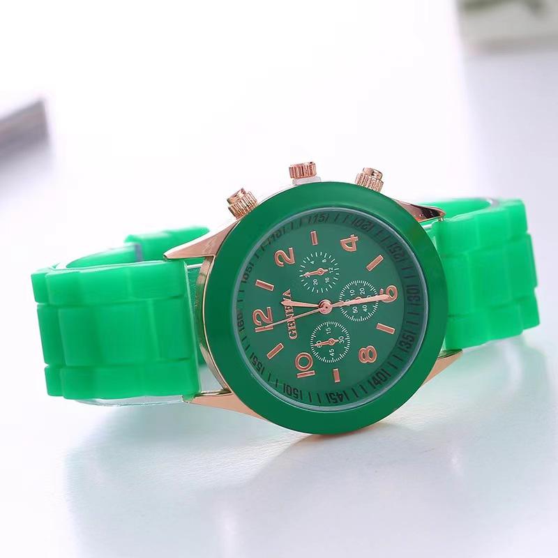 Silicone watch women s color jelly student leisure watch темно-зелений колір
Silicone watch women s color jelly student leisure watch темно-зелений колір