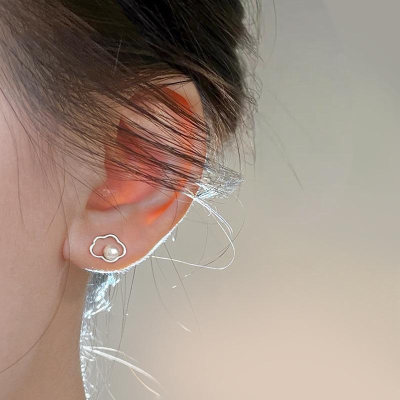 Japanese and Korean stud earrings female niche design new trendy high-end temperament imitation pearl earrings ear hole earrings
Japanese and Korean stud earrings female niche design new trendy high-end temperament imitation pearl earrings ear hole earrings