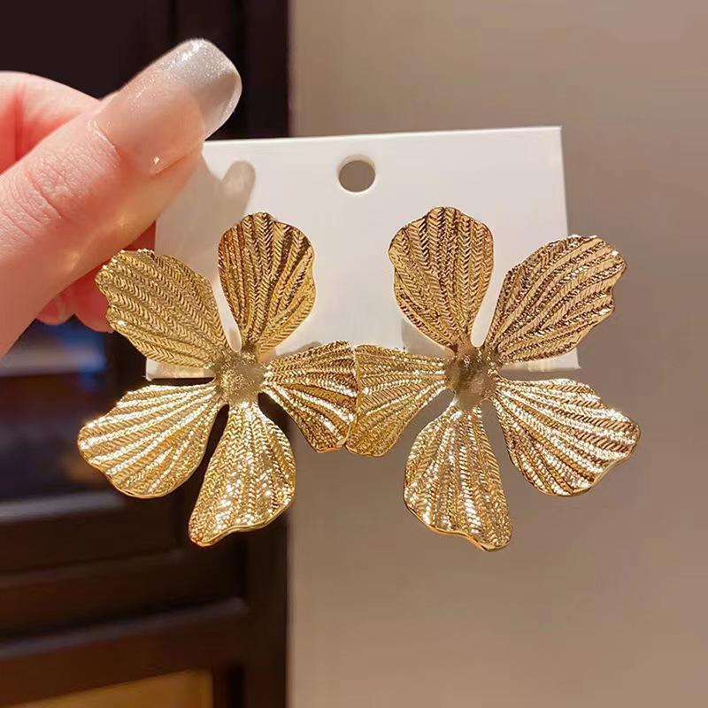 111 Silver Needle Cold Wind Exaggerated Metal Flower Earrings Fashion Atmospheric Design Sense Earrings Retro Personality Earrings 925 silver needle
111 Silver Needle Cold Wind Exaggerated Metal Flower Earrings Fashion Atmospheric Design Sense Earrings Retro Personality Earrings 925 silver needle