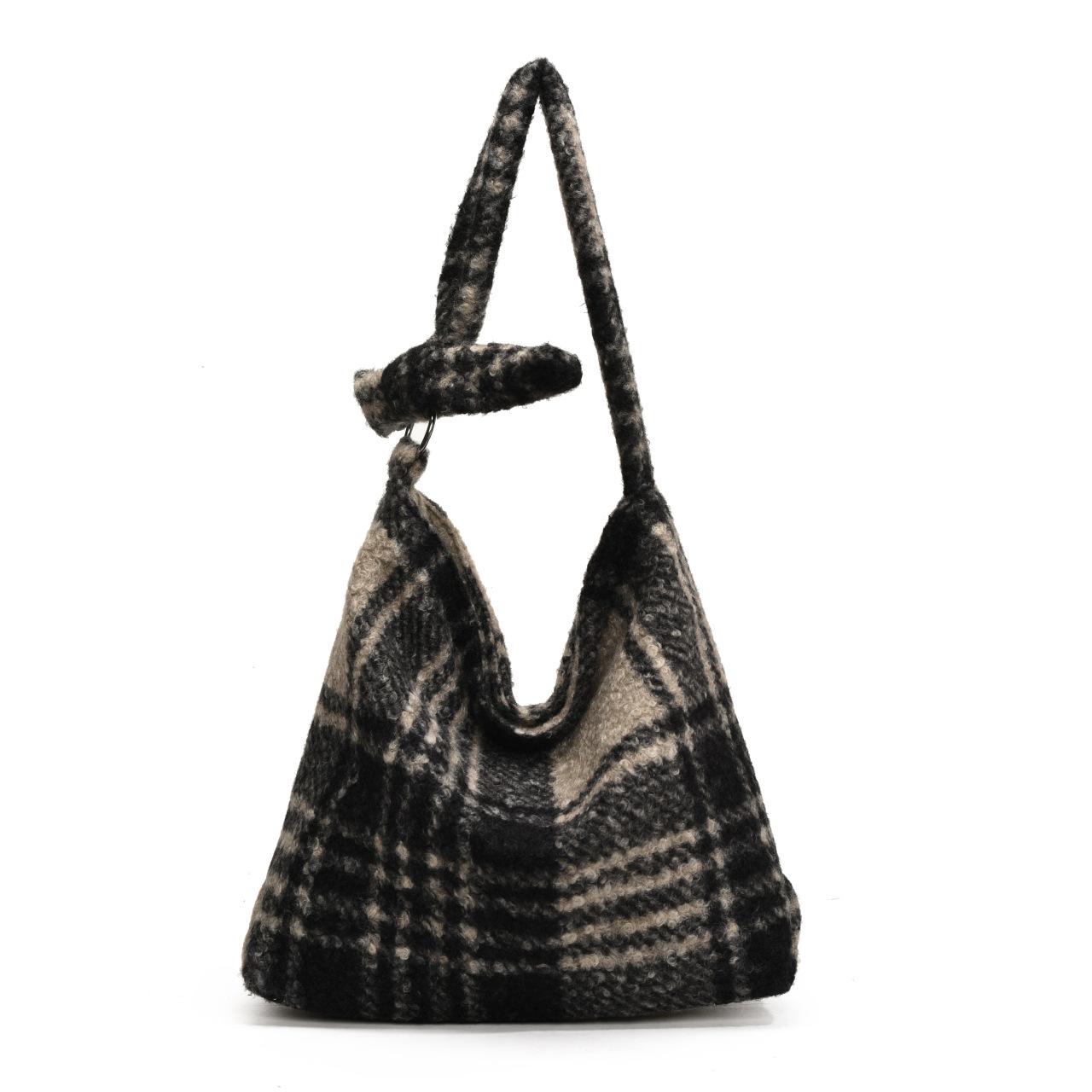 2025 winter new fashion versatile woolen large capacity shoulder bag leopard print tote bag female student armpit bag 41*34*10.5
2025 winter new fashion versatile woolen large capacity shoulder bag leopard print tote bag female student armpit bag 41*34*10.5