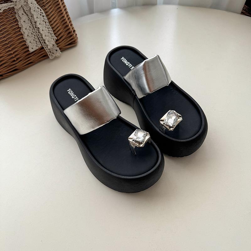 Французские однословные шлепанцы с защипом для пальцев, женские, для ношения летом 2025 года, новые модные универсальные крутые шлепанцы на толстой подошве 40 серебряный
Французские однословные шлепанцы с защипом для пальцев, женские, для ношения летом 2025 года, новые модные универсальные крутые шлепанцы на толстой подошве 40 серебряный