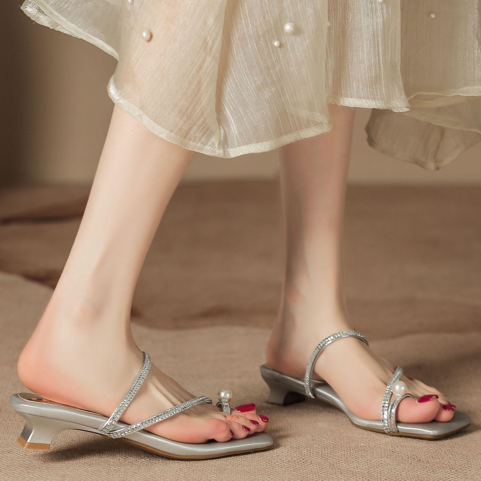A28-1 low-heeled summer sandals toe diamond belt temperament high-heeled sandals women s skirt small heel women s shoes 35 серебряный
A28-1 low-heeled summer sandals toe diamond belt temperament high-heeled sandals women s skirt small heel women s shoes 35 серебряный