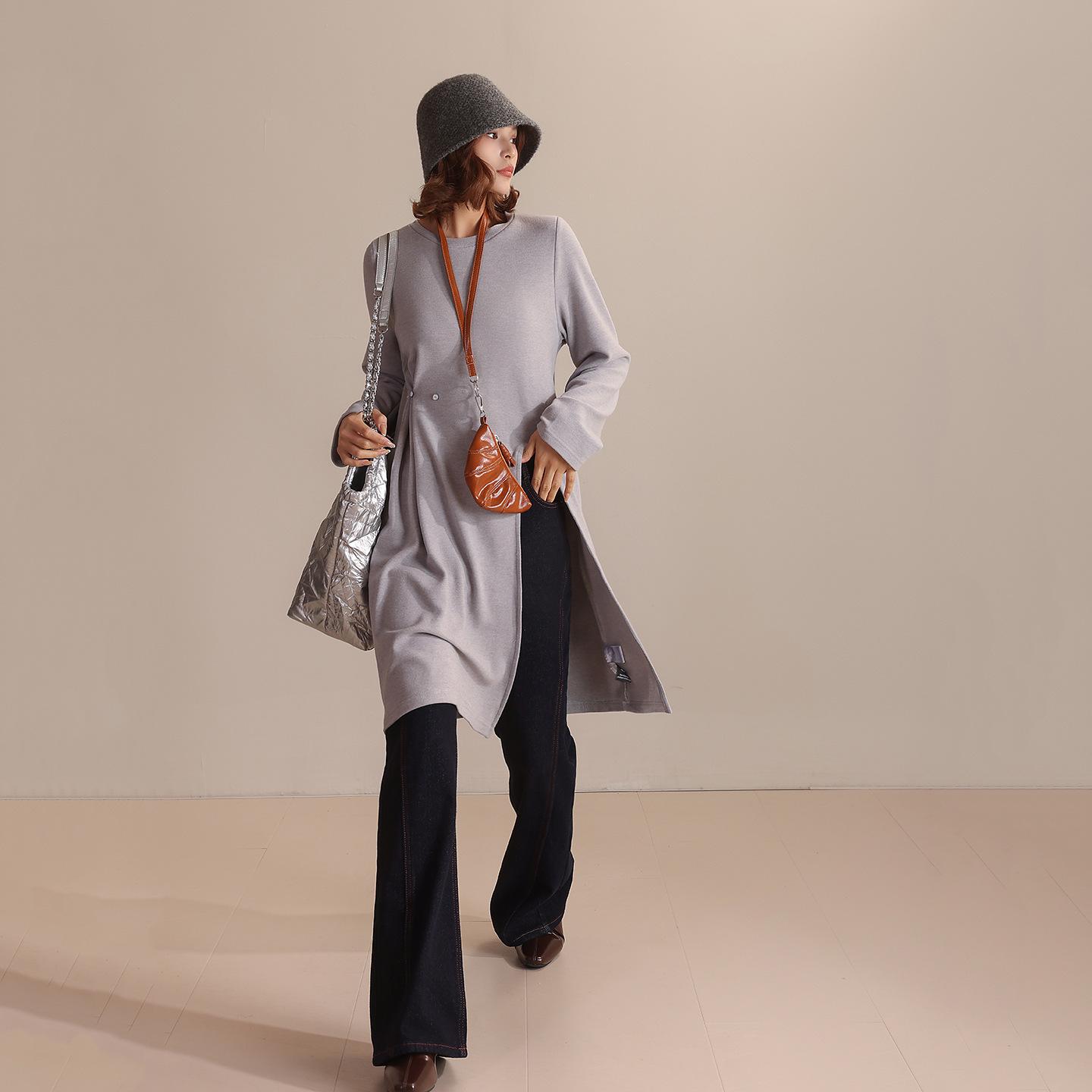 DeRong Mid-Length Long Sleeve Minimalist Women s Round Neck T-shirt Dress with Split Button Closure - MD5261 L серый/дым
DeRong Mid-Length Long Sleeve Minimalist Women s Round Neck T-shirt Dress with Split Button Closure - MD5261 L серый/дым