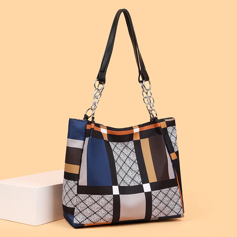 Bag large capacity new handbag large capacity shoulder bag fashion versatile tote bag contrasting color plaid mother bag коричневий
Bag large capacity new handbag large capacity shoulder bag fashion versatile tote bag contrasting color plaid mother bag коричневий