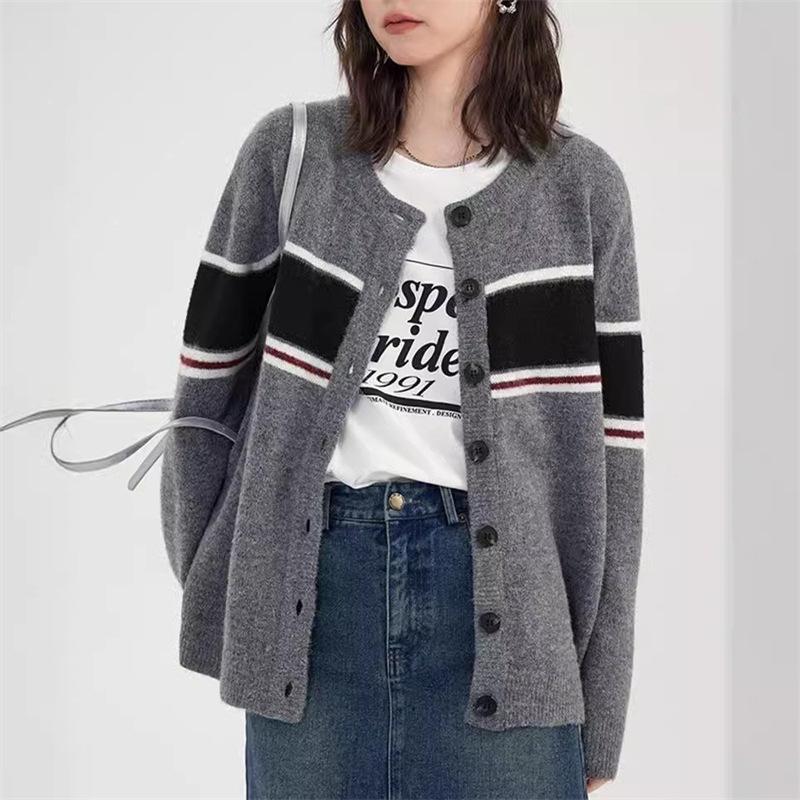 American retro college style knitted jacket design sense round neck contrasting color v neck striped sweater women s autumn and winter lazy style 49-201 (average size) сірий колір
American retro college style knitted jacket design sense round neck contrasting color v neck striped sweater women s autumn and winter lazy style 49-201 (average size) сірий колір