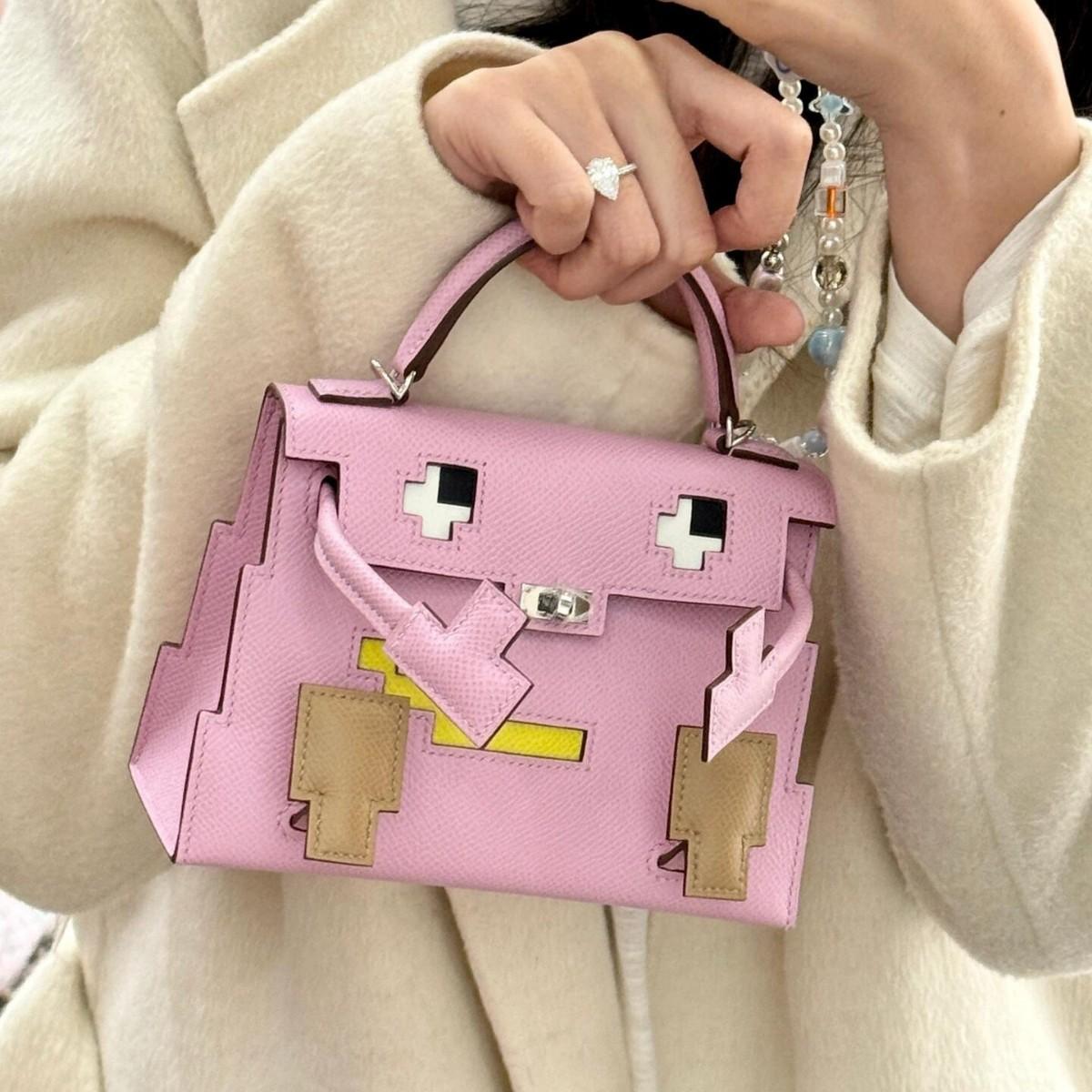 2025 New Mini Xiaohongshu Mosaic Doll Cover Leather Women s Handbag Shoulder Bag 18x8x13cm
2025 New Mini Xiaohongshu Mosaic Doll Cover Leather Women s Handbag Shoulder Bag 18x8x13cm