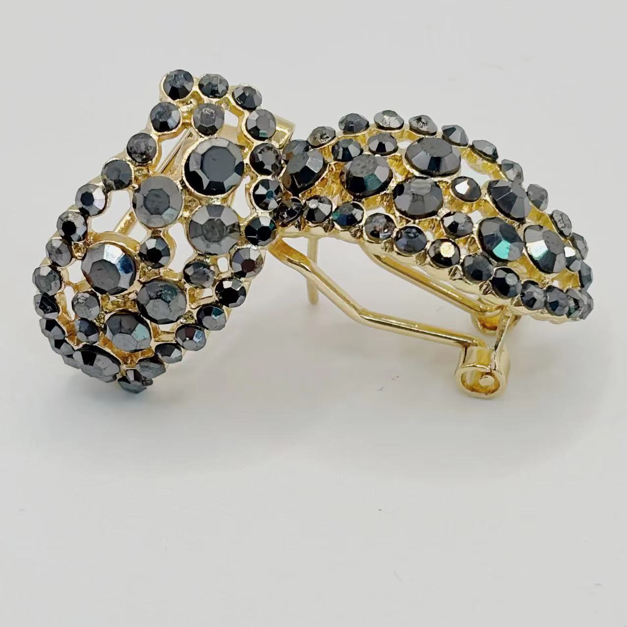 2PCS High End Zircon Earrings With Hollowed Out Niche Design, Exuding A Slimming And Fashionable Feminine Style чорний
2PCS High End Zircon Earrings With Hollowed Out Niche Design, Exuding A Slimming And Fashionable Feminine Style чорний