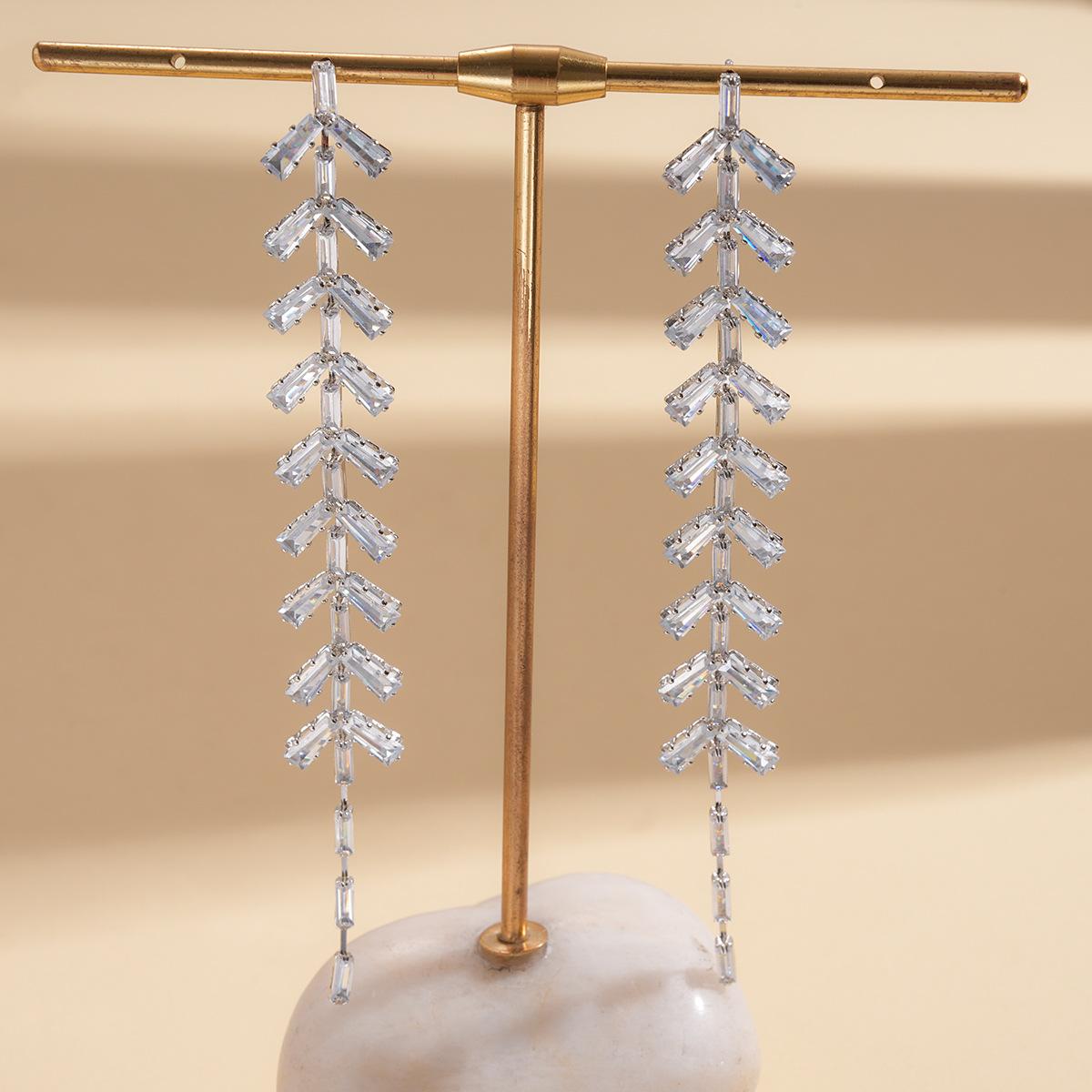 Silver needle zircon leaf fringed earrings stud earrings simple personalized earrings
Silver needle zircon leaf fringed earrings stud earrings simple personalized earrings