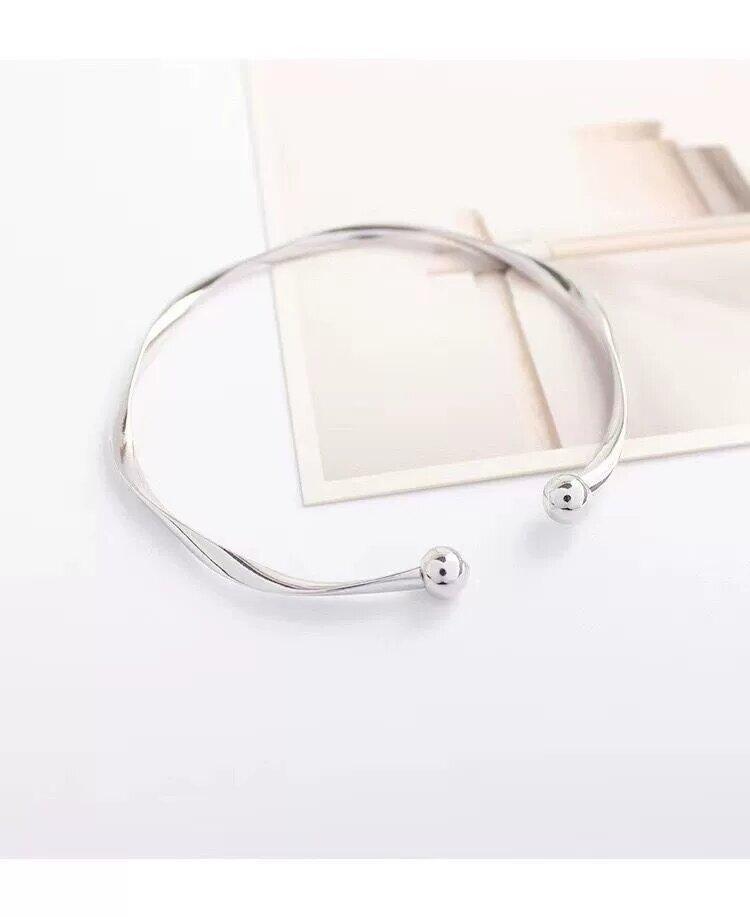 Elegant Open C Shape Metal Bracelets Bangles For Women Men Accessories Wave Simple Wrist Jewelry Exquisite Cuff Girl Bangle Gift
Elegant Open C Shape Metal Bracelets Bangles For Women Men Accessories Wave Simple Wrist Jewelry Exquisite Cuff Girl Bangle Gift