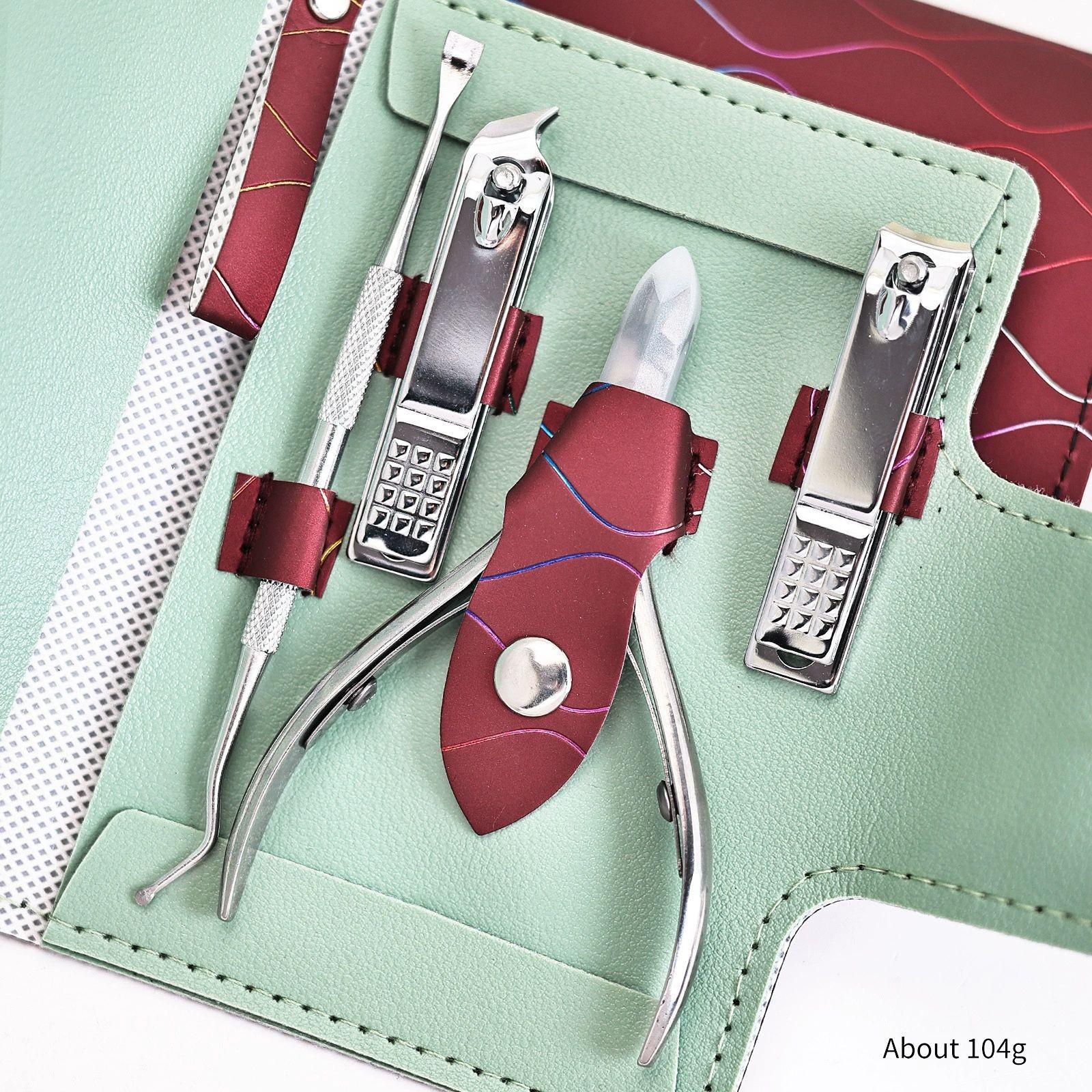 Набор кусачек для ногтей с ножницами для удаления омертвевшей кожи, педикюрным ножом и плоскогубцами с внутренним наклоном для домашнего или салонного использования.
Набор кусачек для ногтей с ножницами для удаления омертвевшей кожи, педикюрным ножом и плоскогубцами с внутренним наклоном для домашнего или салонного использования.