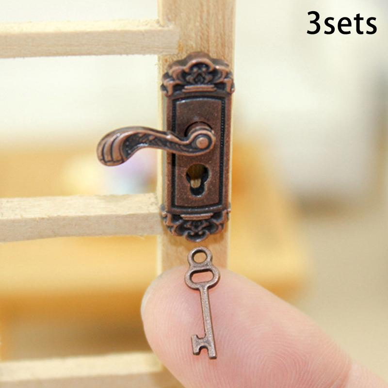 Набор ключей для замка кукольного домика в стиле ретро 1/12, миниатюрные дверные ручки, латунные ручки, мини-мебель, аксессуары для кукольного домика своими руками as the picture
Набор ключей для замка кукольного домика в стиле ретро 1/12, миниатюрные дверные ручки, латунные ручки, мини-мебель, аксессуары для кукольного домика своими руками as the picture